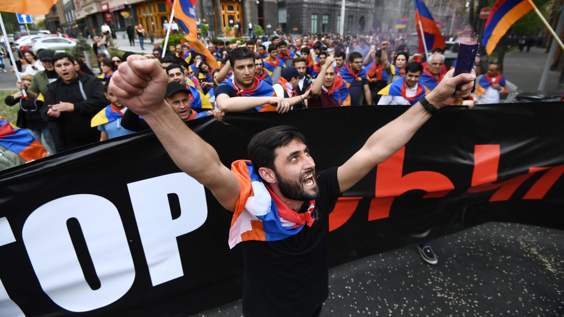 Участники оппозиционного шествия Стоп Никол в Ереване - РИА Новости, 1920, 26.05.2022