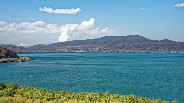 Армянские спасатели помогли пятерым россиянам выбраться из озера Севан