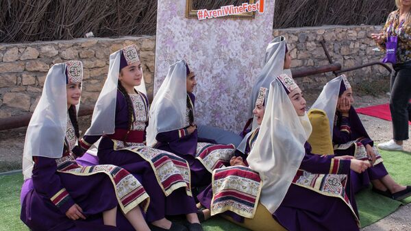 Девушки на винном фестивале в Арени, Армения