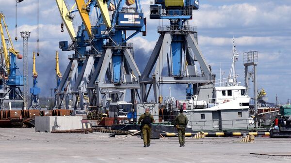 Военнослужащие в морском порту Мариуполя, который посетил глава ДНР Денис Пушилин 