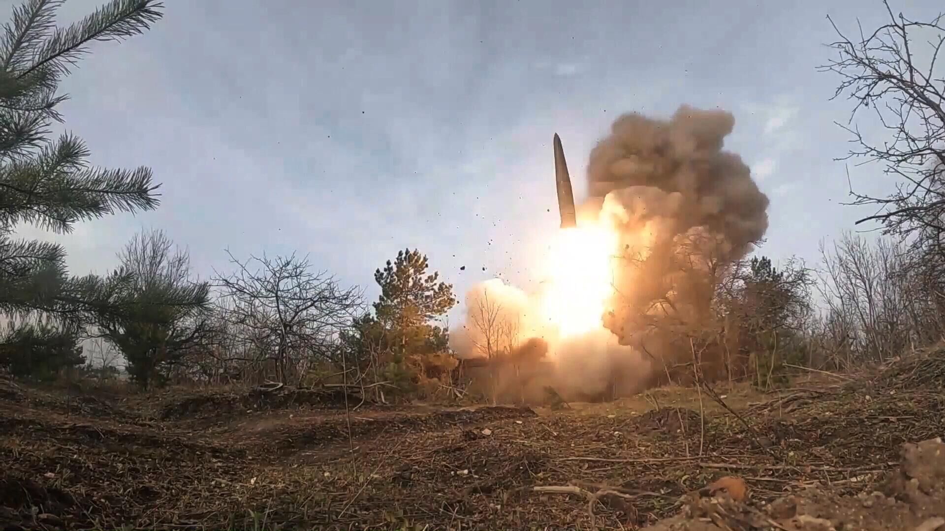 Нанесение удара по районам сосредоточения живой силы и военной техники ВСУ, складам с боеприпасами и вооружением. Стоп-кадр видео - РИА Новости, 1920, 11.08.2024