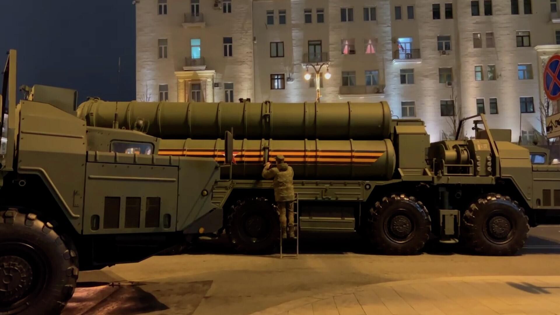 Военная техника на первой ночной репетиции парада Победы в Москве - РИА Новости, 1920, 28.04.2022