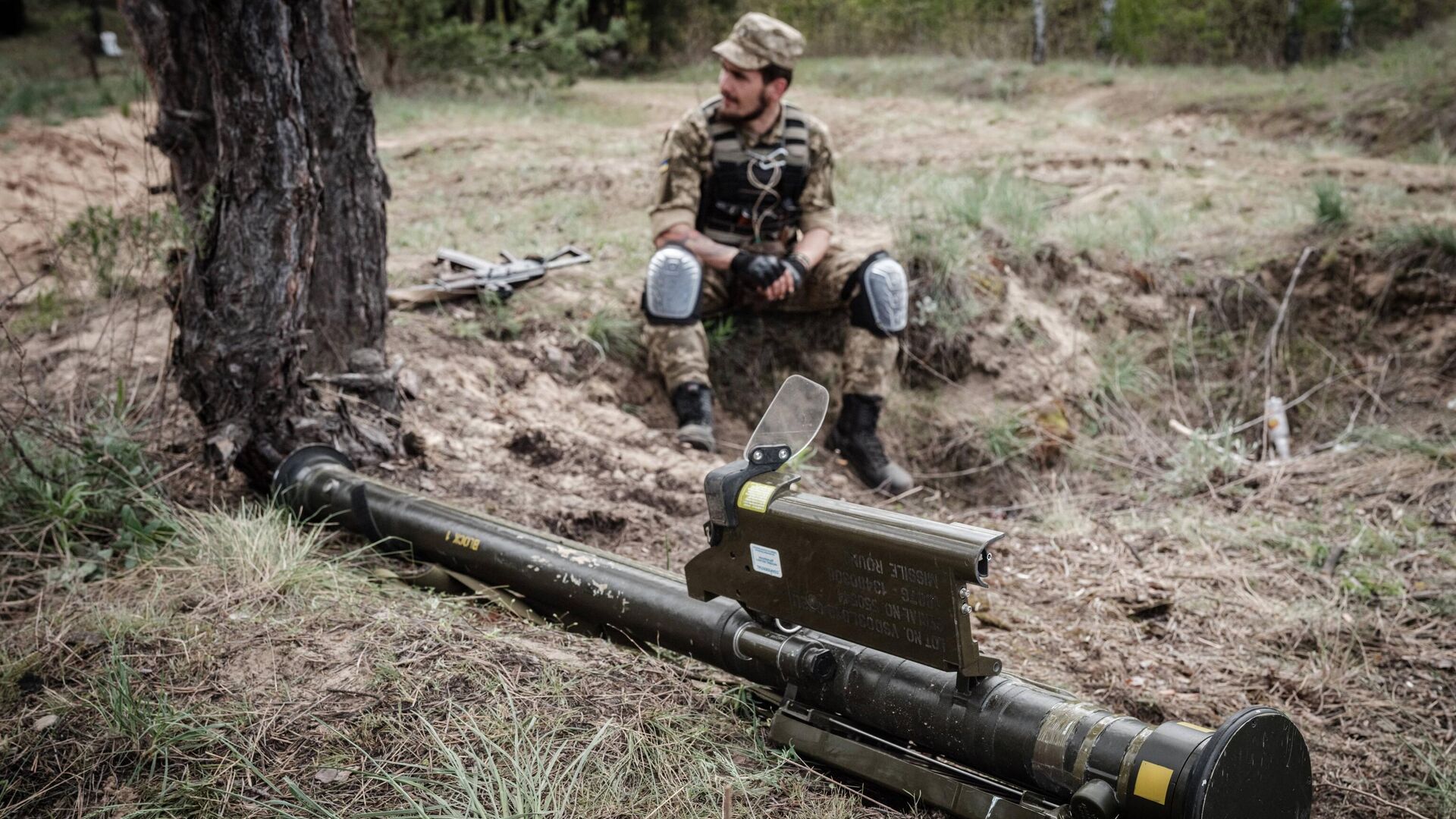 Украинский военный возле города Лиман, 28 апреля 2022 - РИА Новости, 1920, 29.04.2022