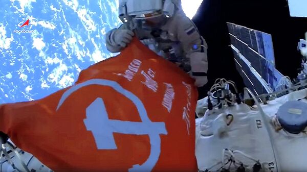 Космонавты Роскосмоса вынесли в открытый космос копию Знамени Победы