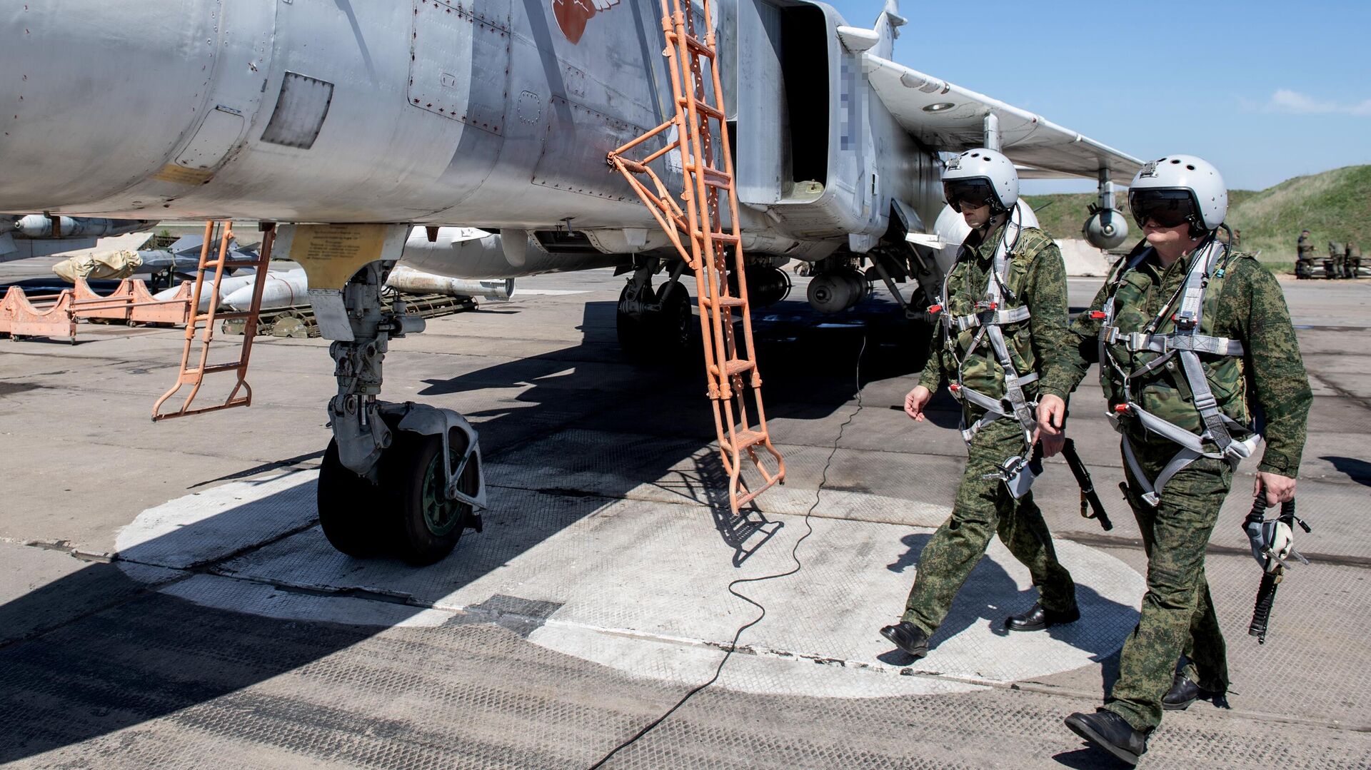 Пилоты у самолета Су-24М авиагруппы ВКС РФ готовятся к боевым вылетам в рамках специальной военной операции - РИА Новости, 1920, 08.05.2022