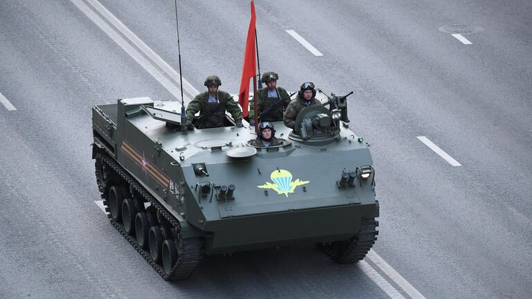 Бронетранспортер БТР-МД Ракушка на Тверской улице в Москве перед началом ночной репетиции военного парада к 77-й годовщине Победы в Великой Отечественной войне