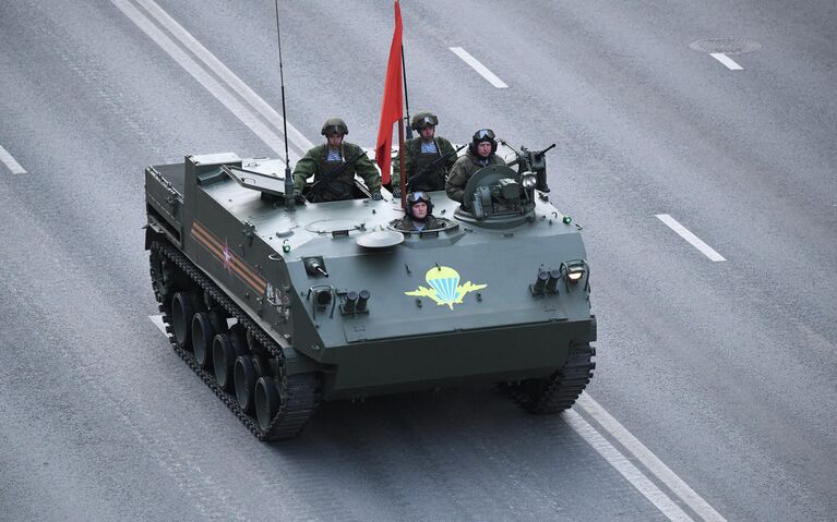 Бронетранспортер БТР-МД Ракушка на Тверской улице в Москве перед началом ночной репетиции военного парада к 77-й годовщине Победы в Великой Отечественной войне