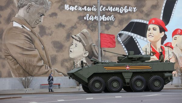 Боевая машина пехоты БМП К-17 Бумеранг в колонне военной техники двигается по улице в Москве к месту проведения ночной репетиции военного парада к 77-й годовщине Победы в Великой Отечественной войне