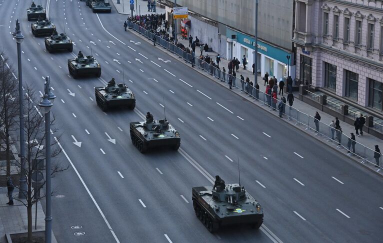 Боевая машина десанта БМД-4 на Тверской улице в Москве перед началом ночной репетиции военного парада к 77-й годовщине Победы в Великой Отечественной войне