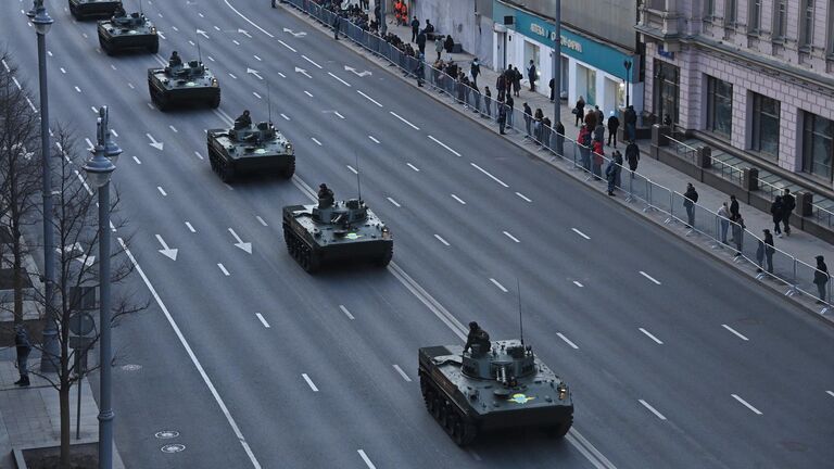 Боевая машина десанта БМД-4 на Тверской улице в Москве перед началом ночной репетиции военного парада к 77-й годовщине Победы в Великой Отечественной войне