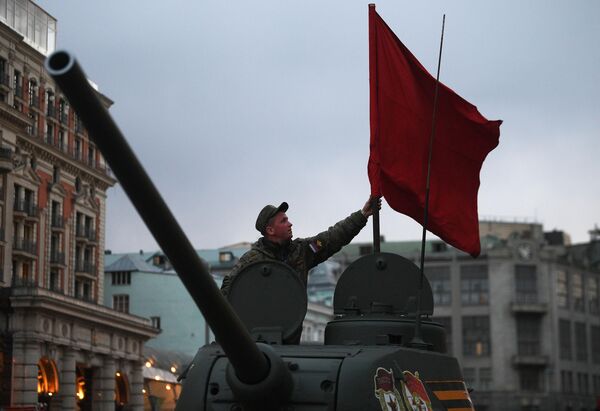 Военнослужащий на Тверской улице в Москве перед началом ночной репетиции военного парада к 77-й годовщине Победы в Великой Отечественной войне