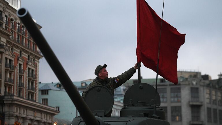 Военнослужащий на Тверской улице в Москве перед началом ночной репетиции военного парада к 77-й годовщине Победы в Великой Отечественной войне