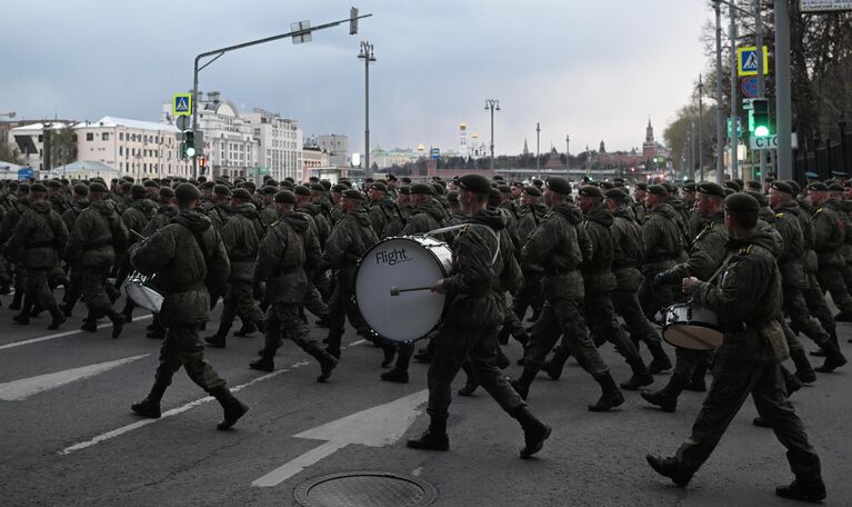 Военнослужащие в центре Москвы перед началом ночной репетиции военного парада к 77-й годовщине Победы в Великой Отечественной войне