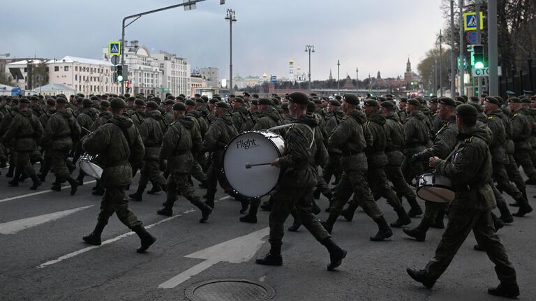 Военнослужащие в центре Москвы перед началом ночной репетиции военного парада к 77-й годовщине Победы в Великой Отечественной войне