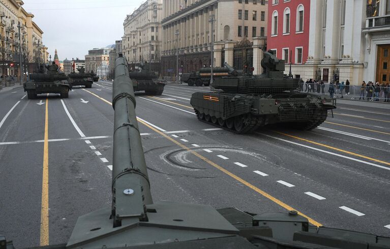 Колонна военной техники на Тверской улице в Москве перед началом ночной репетиции военного парада к 77-й годовщине Победы в Великой Отечественной войне