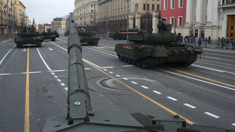 Колонна военной техники на Тверской улице в Москве перед началом ночной репетиции военного парада к 77-й годовщине Победы в Великой Отечественной войне