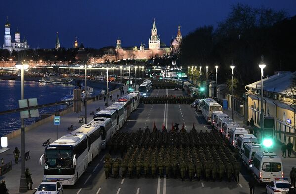 Военнослужащие на Москворецкой набережной в Москве перед началом ночной репетиции военного парада к 77-й годовщине Победы в Великой Отечественной войне