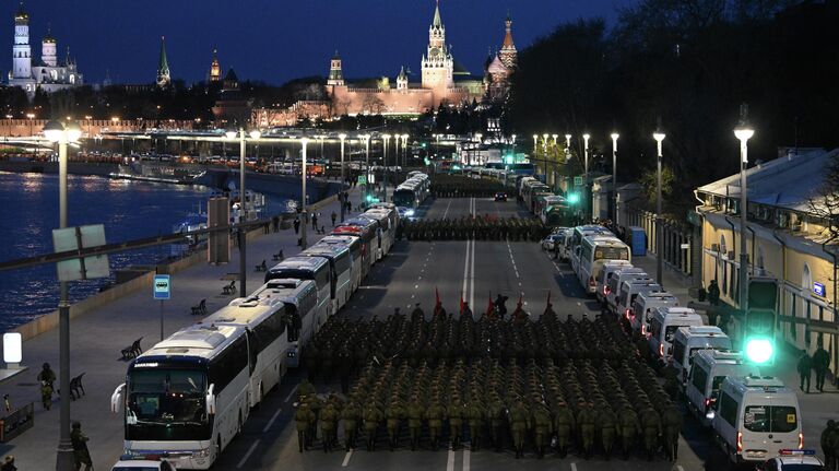 Военнослужащие на Москворецкой набережной в Москве перед началом ночной репетиции военного парада к 77-й годовщине Победы в Великой Отечественной войне