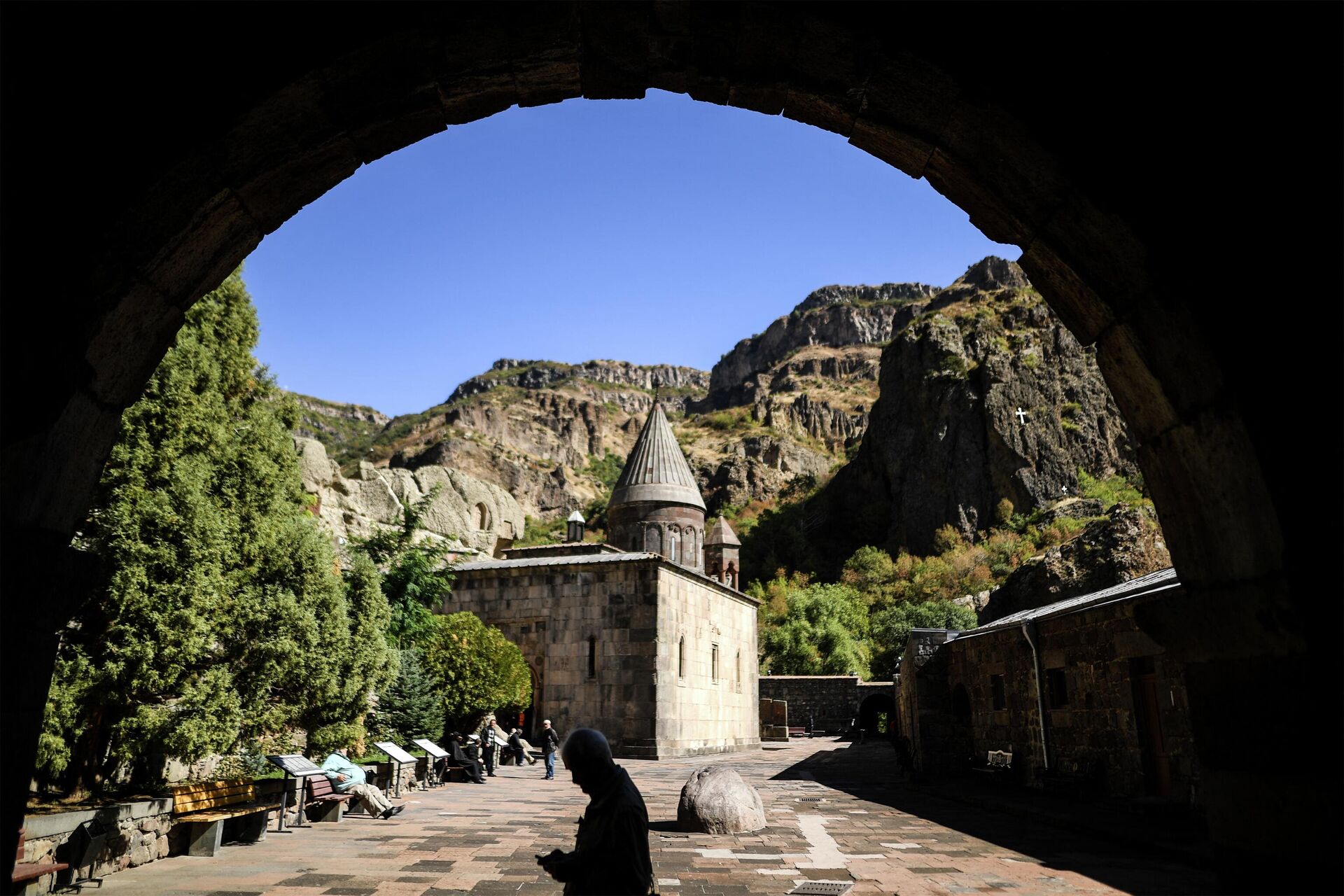 Туристы на территории монастыря Гегард в Армении - РИА Новости, 1920, 29.04.2022