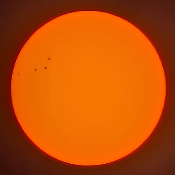 Фото поверхности Солнца на мобильный телефон и через очки для полного солнечного затмения, 20 апреля 2022 г.
