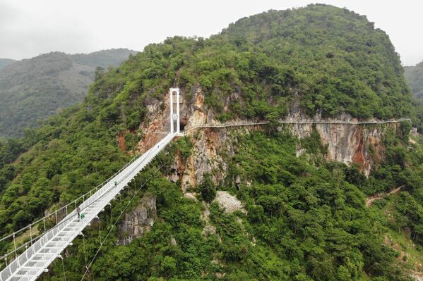 Стеклянный мост Бах Лонг в районе Мок-Чау во вьетнамской провинции Сон Ла 