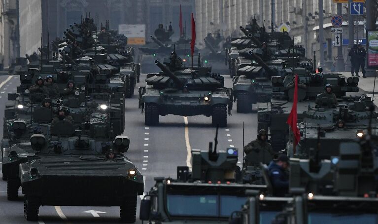 Военная техника на Тверской улице в Москве перед началом ночной репетиции военного парада к 77-й годовщине Победы в Великой Отечественной войне