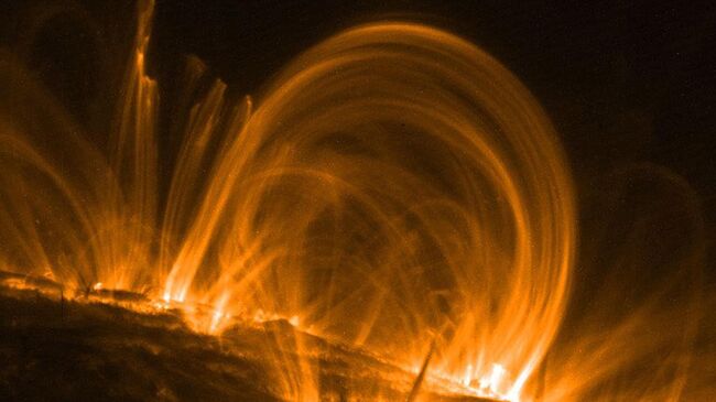 Корональные арки над поверхностью Солнца