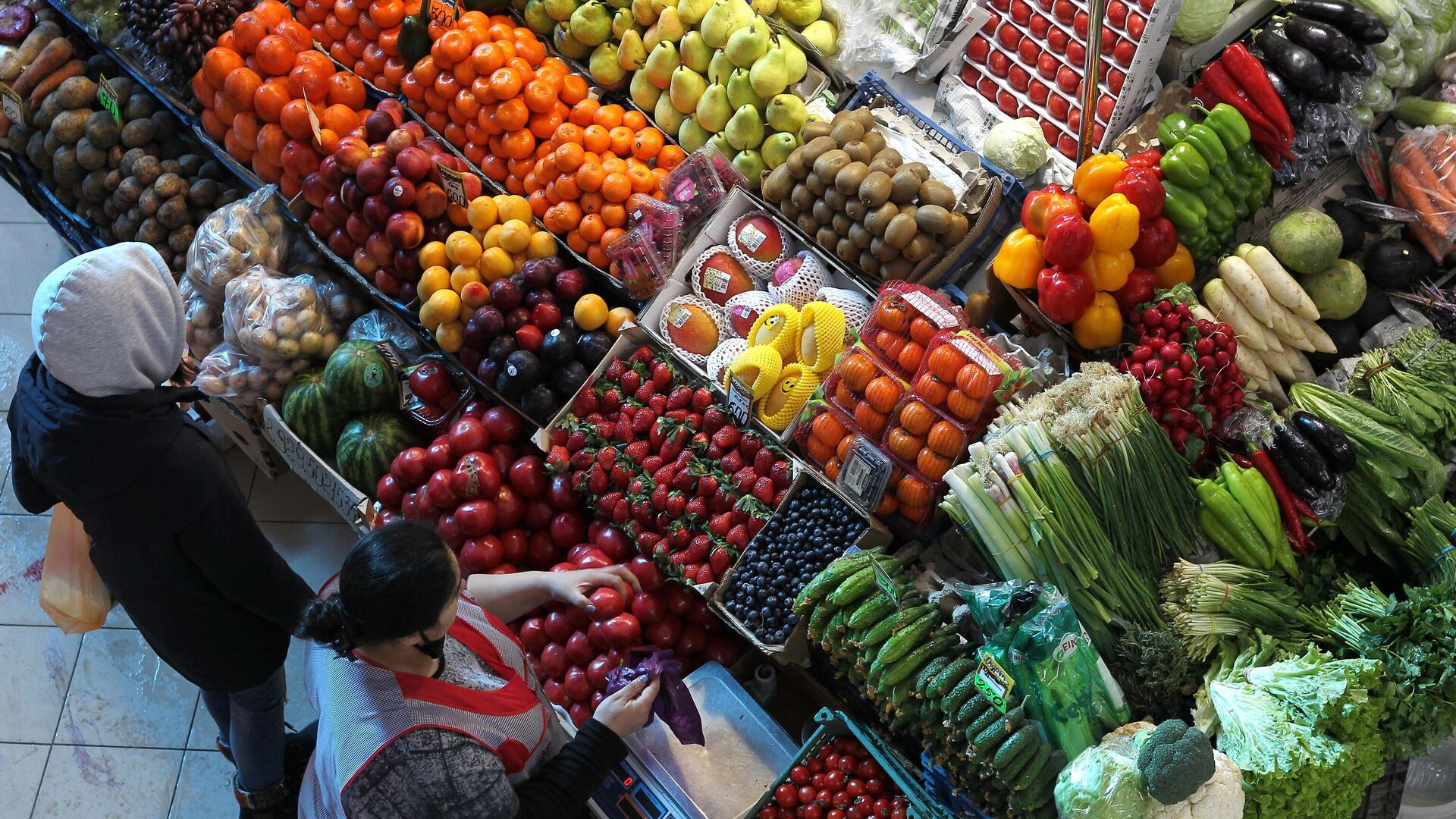Покупатель в магазине Овощи-фрукты в ТЦ Марьинский в Москве - РИА Новости, 1920, 26.05.2022
