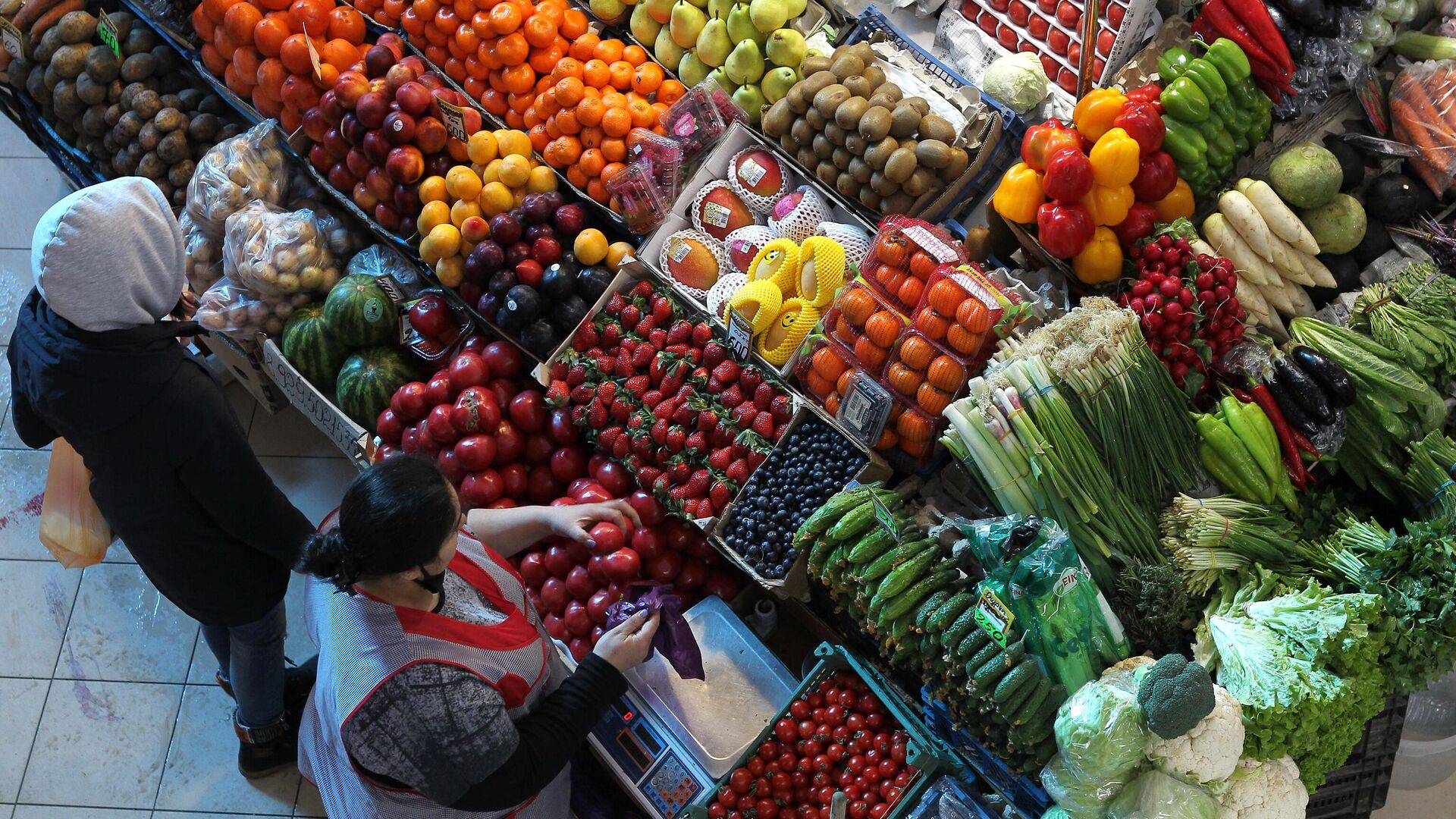 Покупатель в магазине Овощи-фрукты в ТЦ Марьинский в Москве - РИА Новости, 1920, 17.05.2022