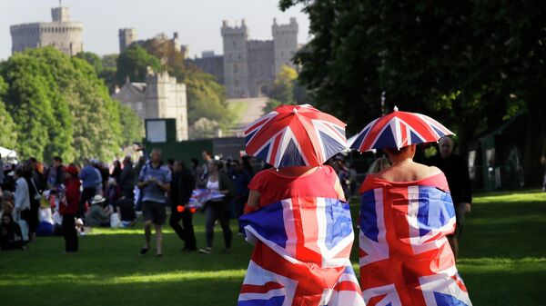 Девушки с флагами Великобритании на плечах около Виндзорского замка