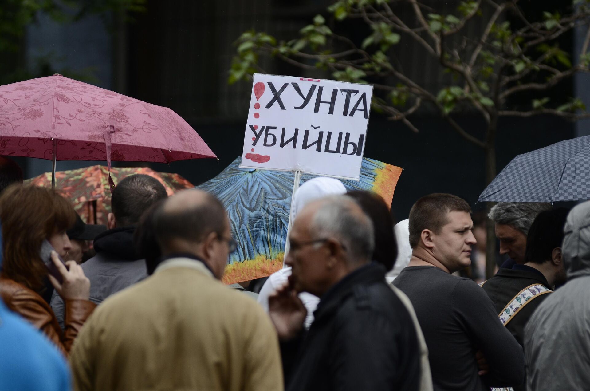 Митингующие возле здания городского управления милиции на улице Преображенской в Одессе. Они требуют освободить всех задержанных после пятничных столкновений на Куликовом поле в Одессе.  - РИА Новости, 1920, 01.05.2022