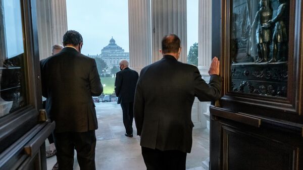 Члены Палаты представителей выходят из здания Капитолия США в Вашингтоне. Архивное фото