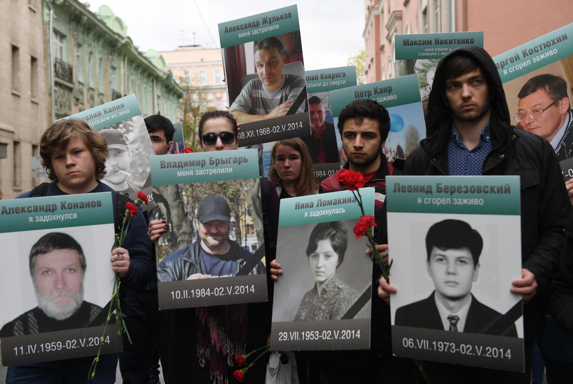 В Одессе подожгли цветы и фотографии на месте трагедии у Дома профсоюзов