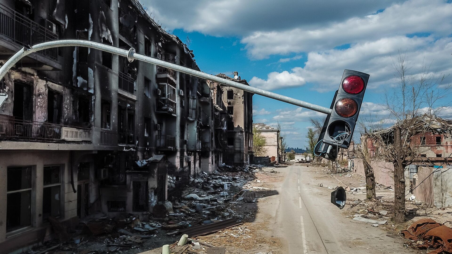 Разрушенные здания на перекрестке проспекта Мира и Греческой улицы в центре Мариуполя - РИА Новости, 1920, 01.05.2022