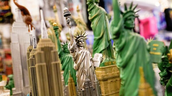 Сувенирные фигурки Статуи Свободы в магазине в Нью-Йорке 