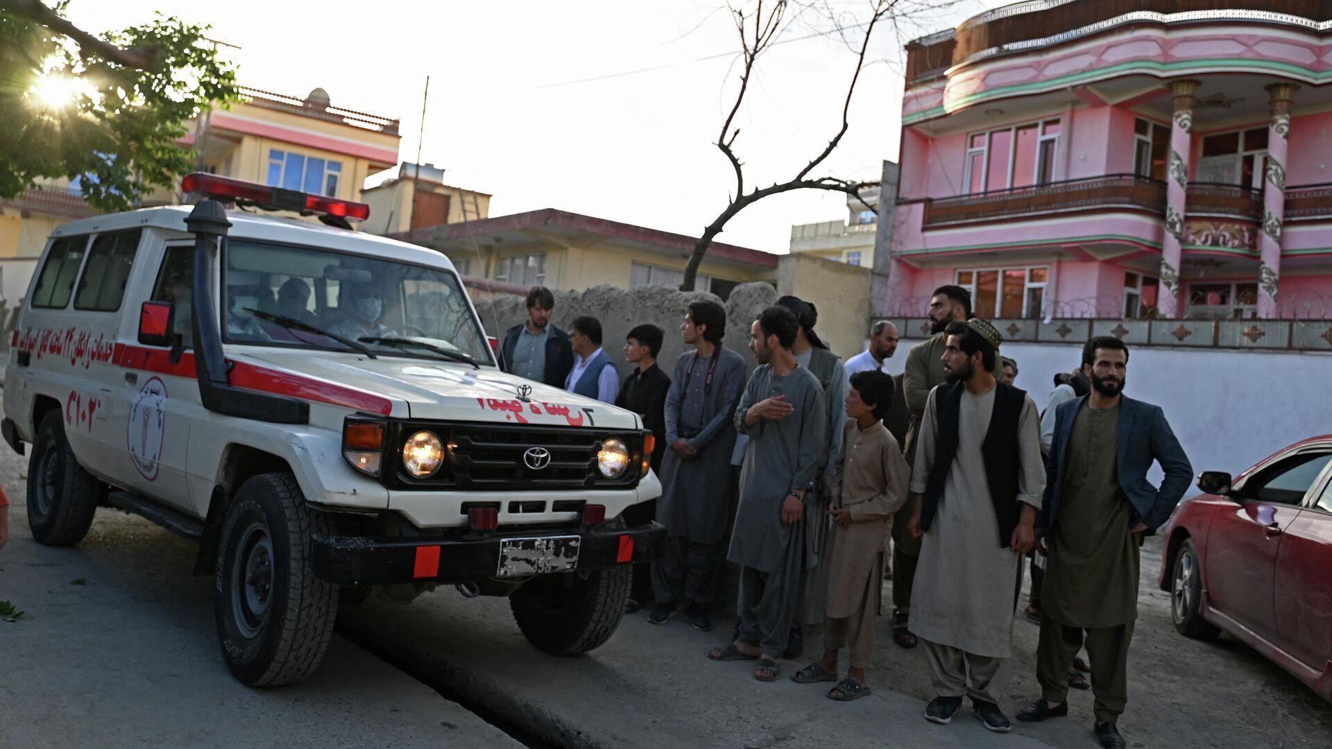 Автомобиль скорой помощи в районе места взрыва в мечети в Кабуле. 29 апреля 2022 - РИА Новости, 1920, 29.04.2022