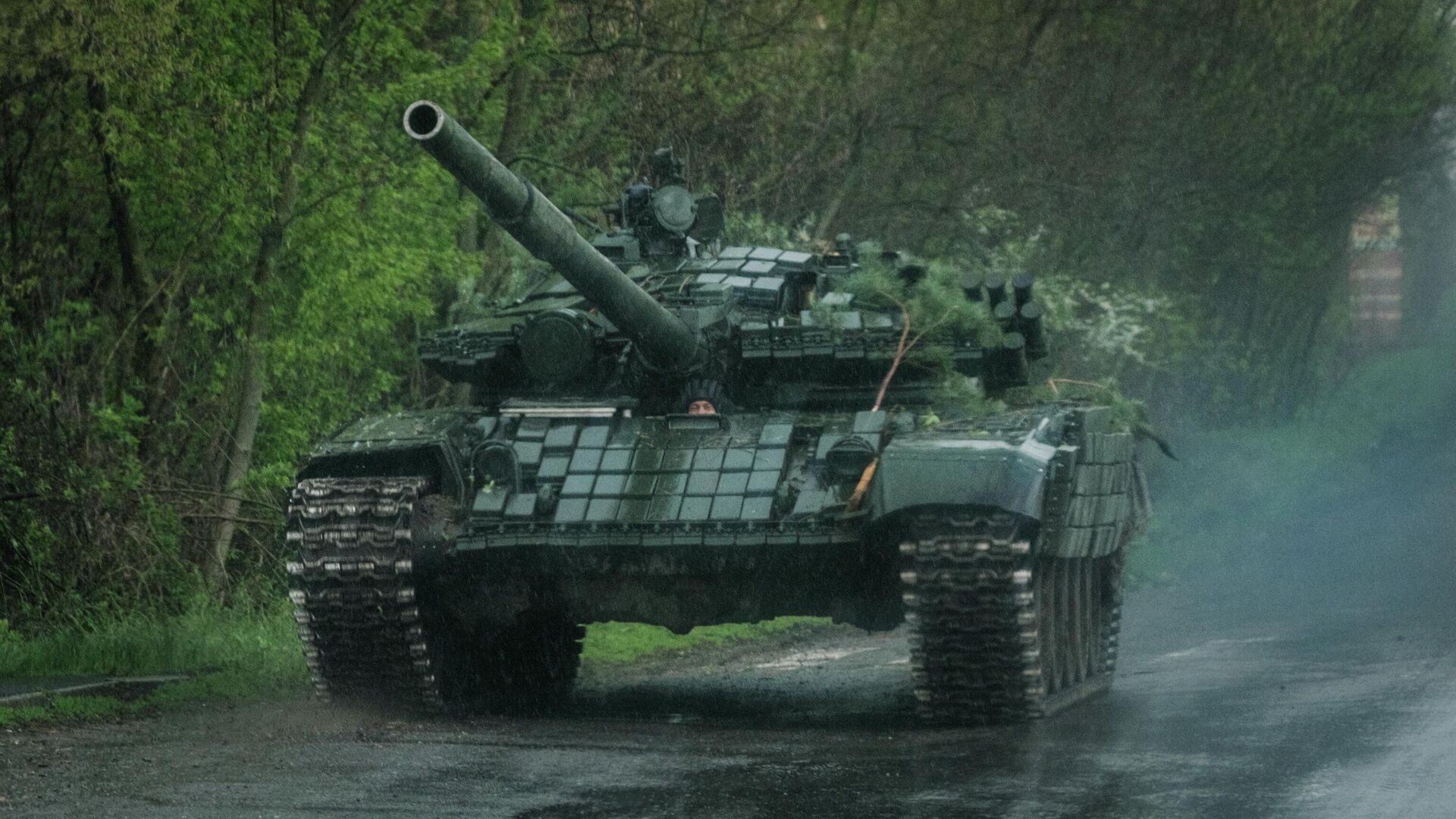 Украинский танк Т-72 возле Лимана на востоке Украины - РИА Новости, 1920, 29.04.2022