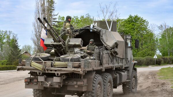 Военнослужащие ВС РФ у зенитной установки ЗУ-23 на базе автомобиля Урал Торнадо 