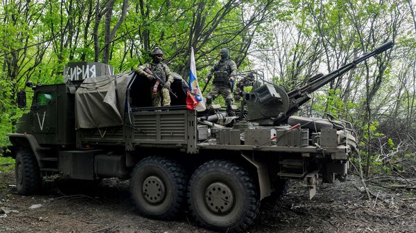 Военнослужащие ВС РФ у зенитной установки ЗУ-23 на базе автомобиля Урал Торнадо 