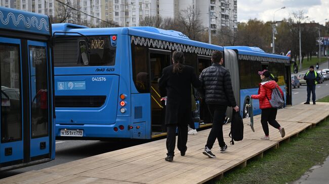 Автобусы у станции метро Волжская
