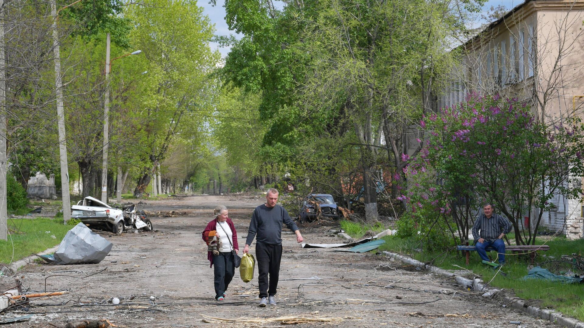 Местные жители в городе Рубежное - РИА Новости, 1920, 15.05.2022