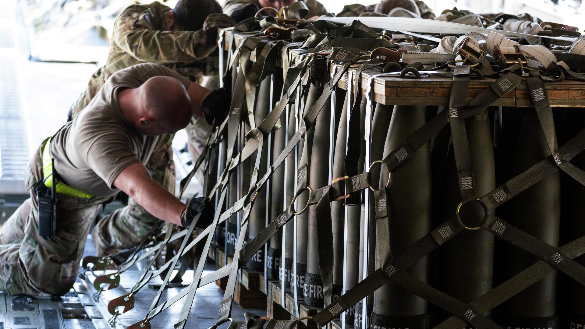 Погрузка боеприпасов для отправки на Украину на базе ВВС США - РИА Новости, 1920, 04.02.2023