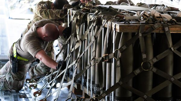 Погрузка боеприпасов для отправки на Украину на базе ВВС США Дувр