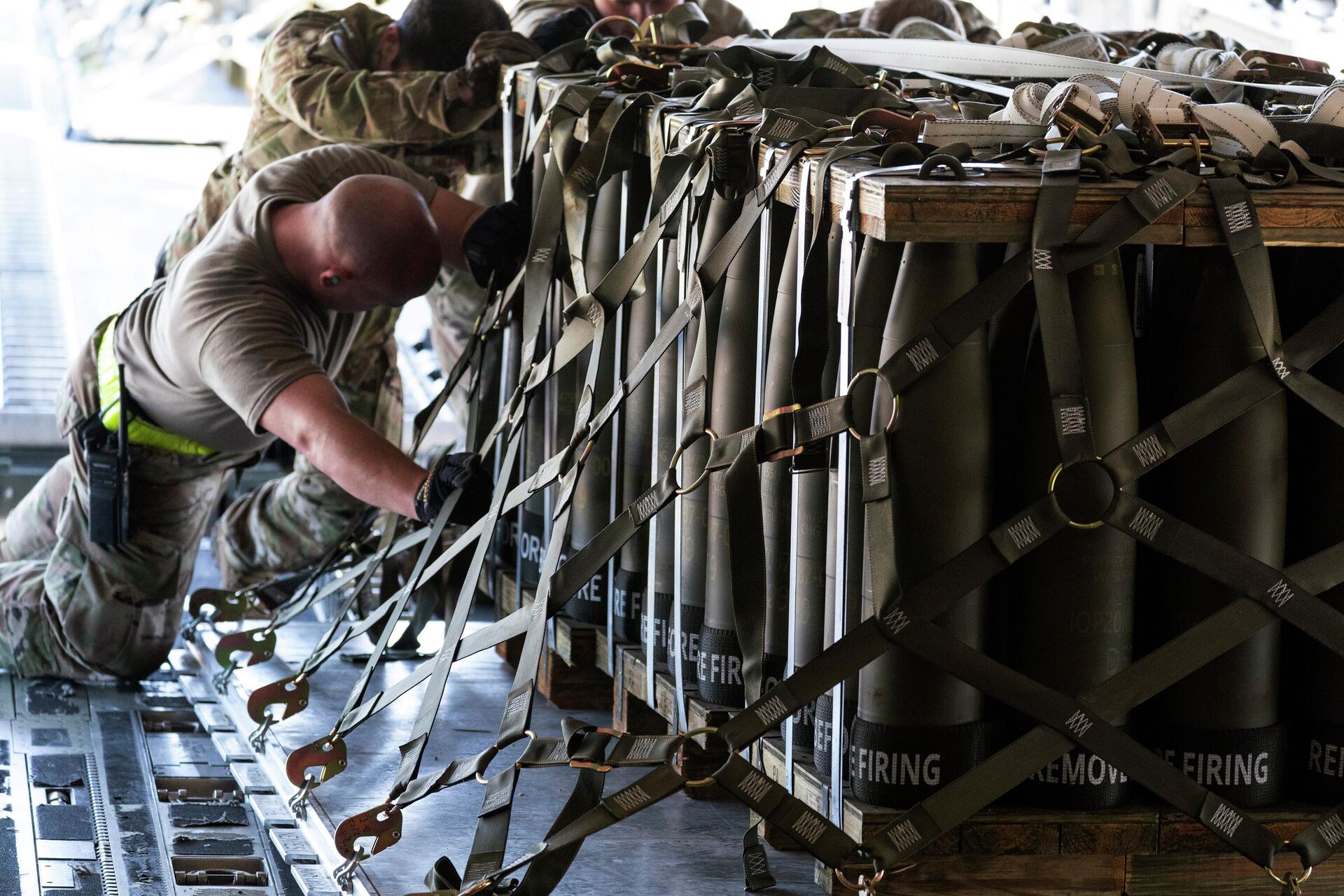 Погрузка боеприпасов для отправки на Украину на базе ВВС США Дувр - РИА Новости, 1920, 18.05.2023