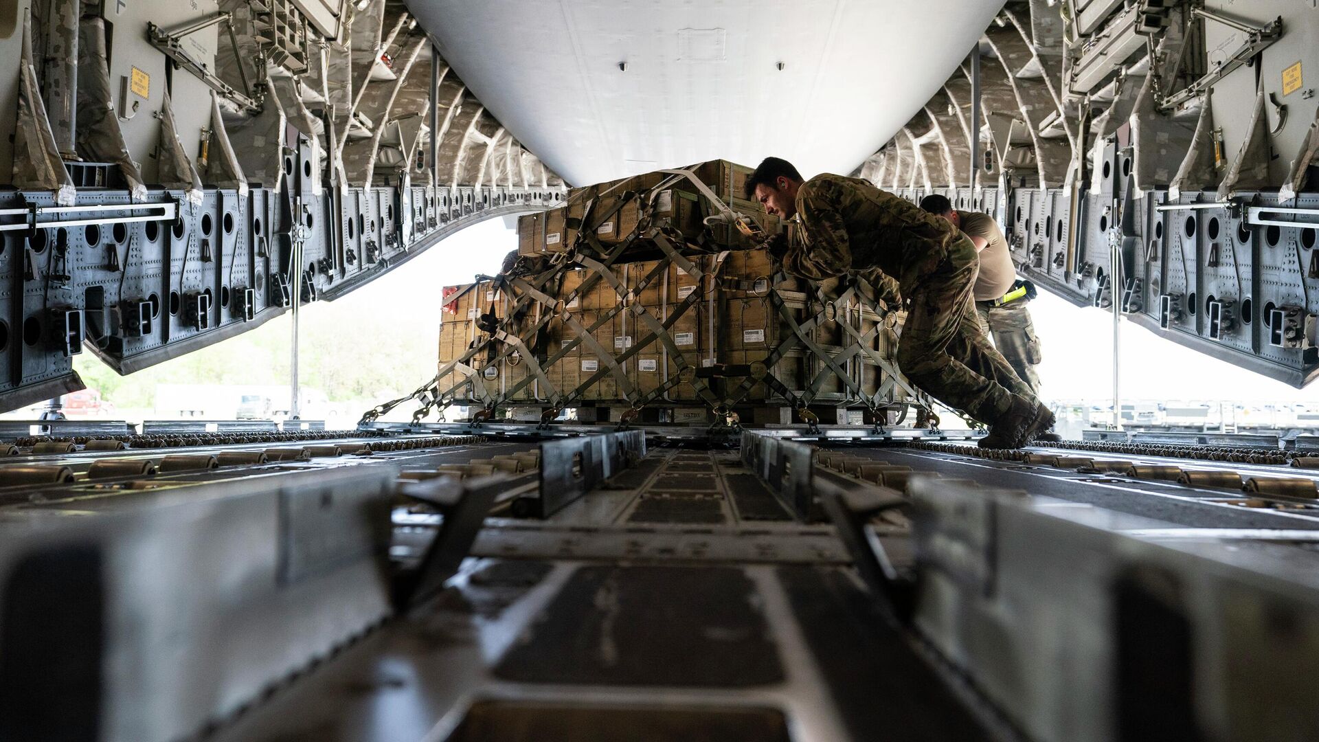 Погрузка боеприпасов для отправки на Украину на базе ВВС США Дувр - РИА Новости, 1920, 15.07.2022