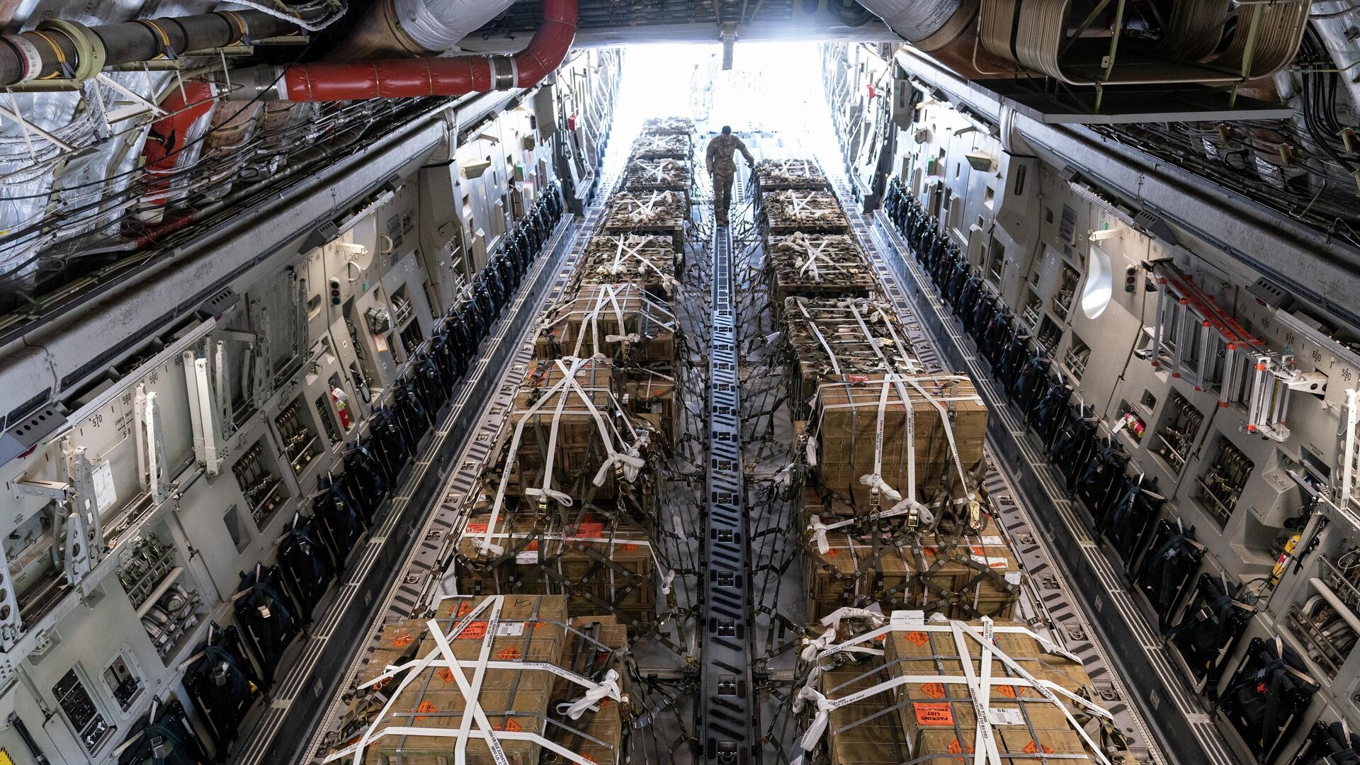 Самолет C-17, загруженный боеприпасами для Украины - РИА Новости, 1920, 01.06.2022
