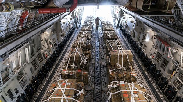 Самолет C-17, загруженный боеприпасами для Украины, на базе ВВС США Дувр