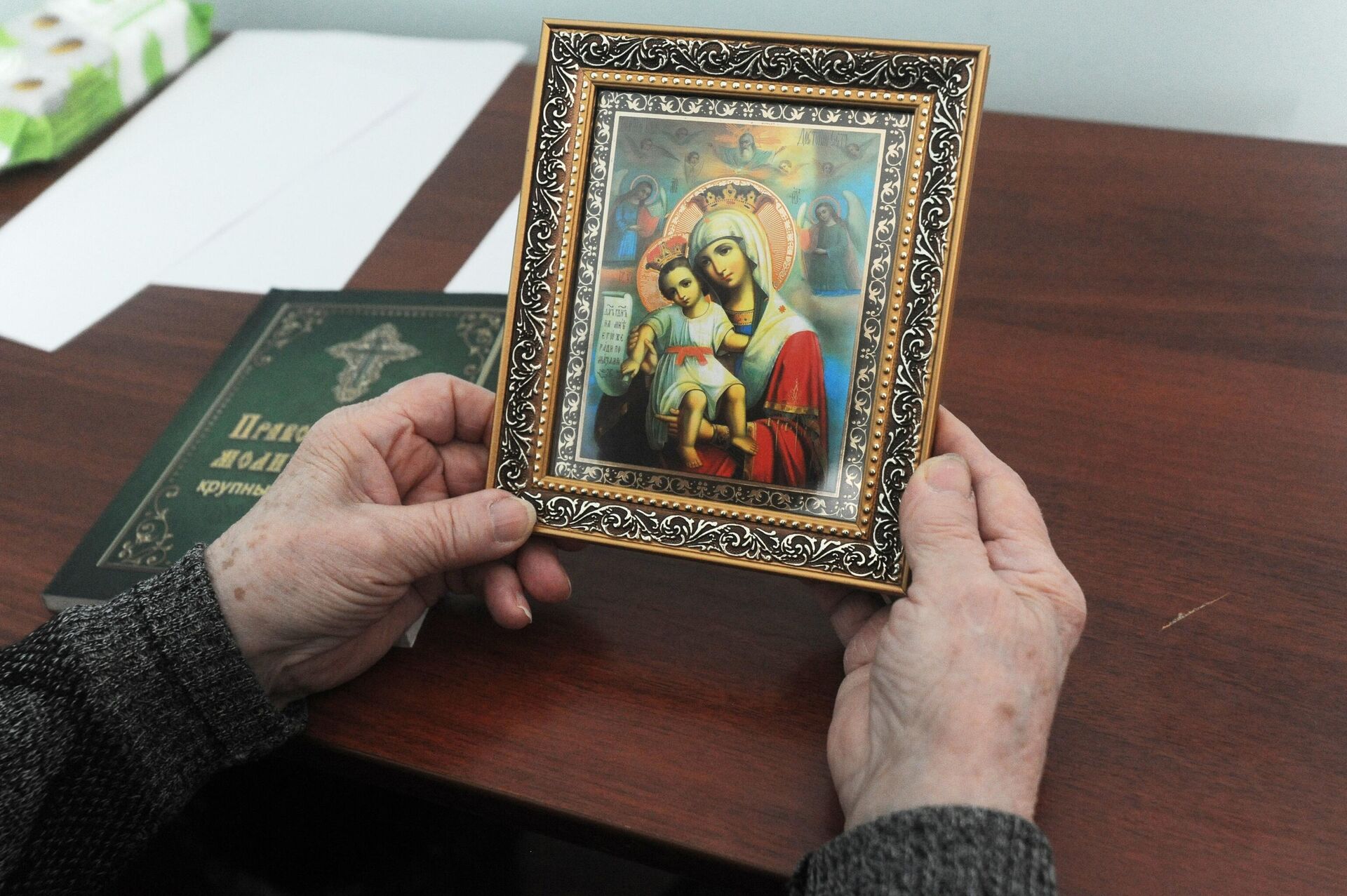 Женщина держит в руках икону Божией Матери Избавительница - РИА Новости, 1920, 30.04.2022