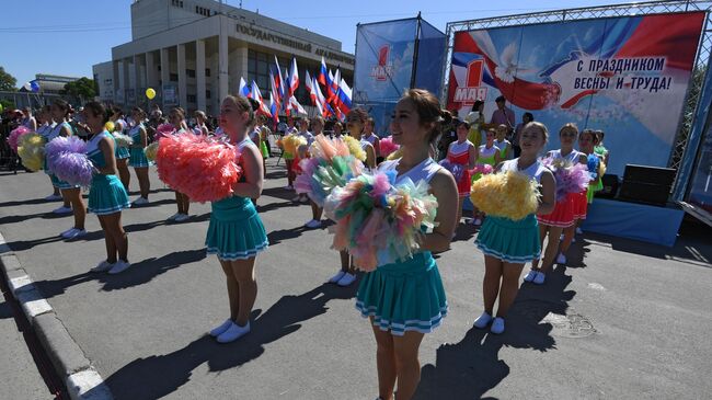 Участники первомайской демонстрации в Симферополе