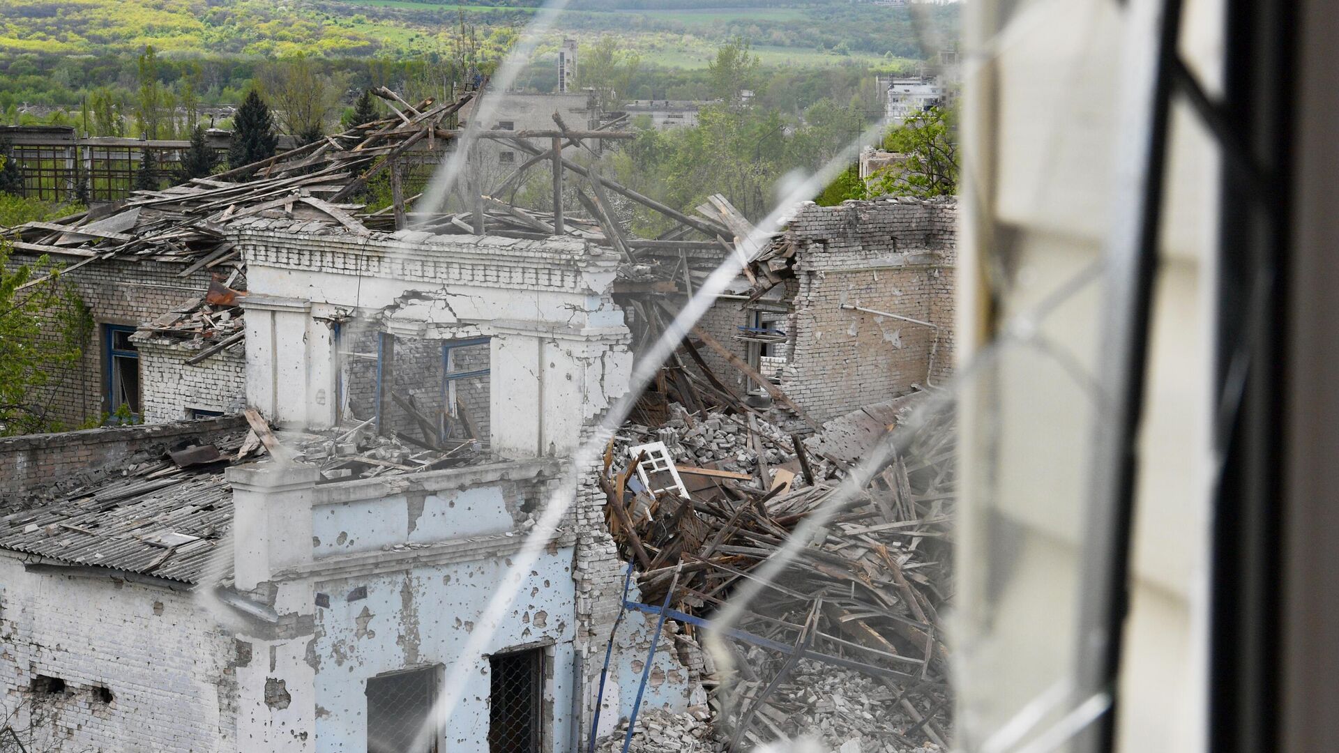 Разрушенные здания в промышленной зоне города Рубежное - РИА Новости, 1920, 12.05.2022